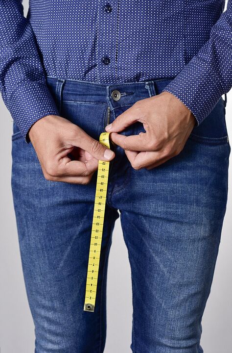 misurare il pene di un uomo con un centimetro