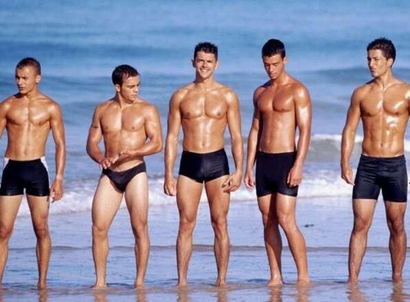 uomini in spiaggia con cazzi allargati