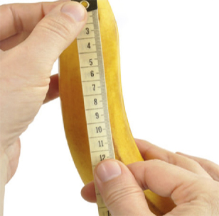 la banana viene misurata con un nastro centimetrico