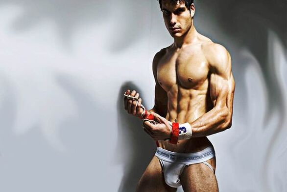 uomo sexy che ha ingrandito rapidamente il suo pene