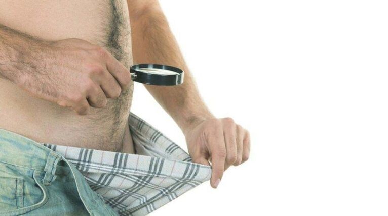 un uomo si guarda nelle mutande e pensa all'ingrandimento del pene con la soda